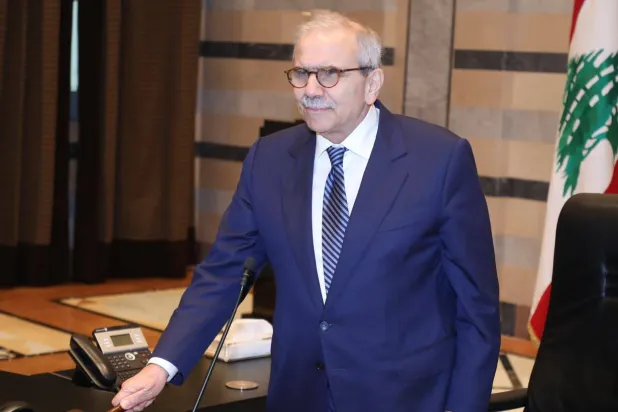 موقف احتجاجي لسلام يرفض الانتقاص من «هيبة» قراراته