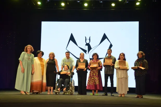 صورة تذكارية للمكرمات على خشبة المسرح (إدارة المهرجان)