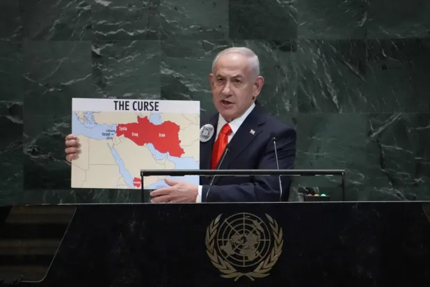 İsrail Başbakanı Binyamin Netanyahu, dün Birleşmiş Milletler'de (BM) yaptığı konuşmada, ‘İran terör ekseninin laneti’ olarak adlandırdığı durumu anlatırken elinde bir harita tutuyor. (AFP)