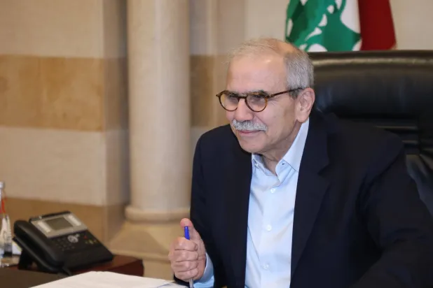 رئيس الحكومة اللبنانية نواف سلام خلال الاجتماع التشاوري مع الوزراء في منزله (رئاسة الحكومة)