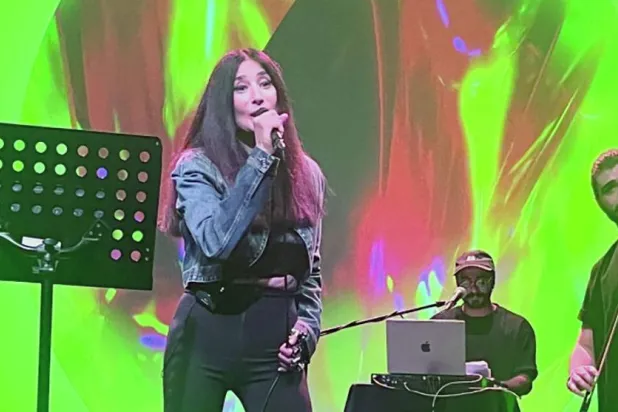 لابيدوس خلال حفلها في بيروت على مسرح {مترو المدينة} (الشرق الأوسط)