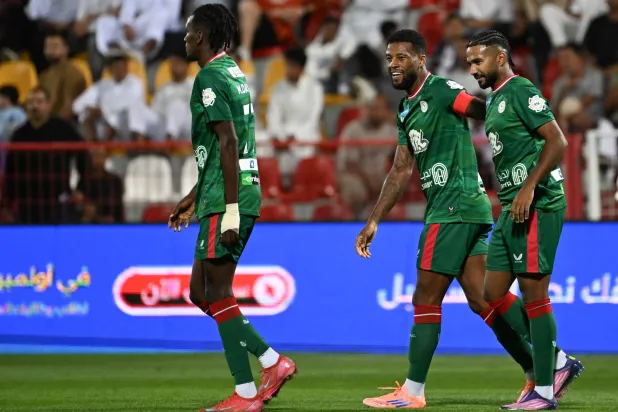 الهولندي جورجينيو فينالدوم قائد فريق الاتفاق والاحتفال بالهدف الثالث (تصوير: علي خمج)