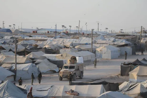لقطة عامة لمخيم الهول في سوريا خلال عمليات تفتيش (الشرق الأوسط)