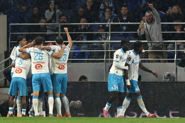 لاعبو مرسيليا يحتفلون بهدف الفوز (أ.ف.ب)
