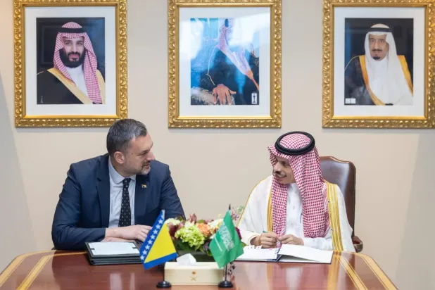 Suudi Arabistan Dışişleri Bakanı Prens Faysal bin Ferhan ve Bosna Hersek Dışişleri Bakanı Elmedin Konakoviç, diplomatik ve hususi pasaport sahipleri için kısa süreli vize muafiyeti anlaşması imzaladı (SPA)