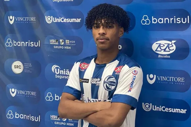 السعودي الشاب هليل أحمد بعد انضمامه لصفوف ساو خوسيه البرازيلي (الشرق الأوسط) 