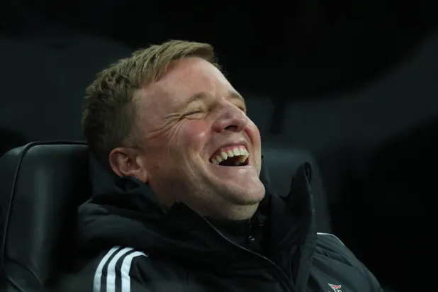 إيدي هاو المدير الفني لفريق نيوكاسل الإنجليزي (رويترز)