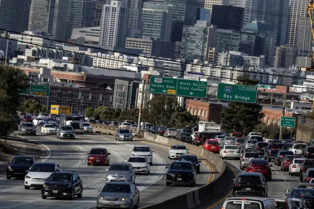 سيارات في أحد الشوارع الأميركية (رويترز)