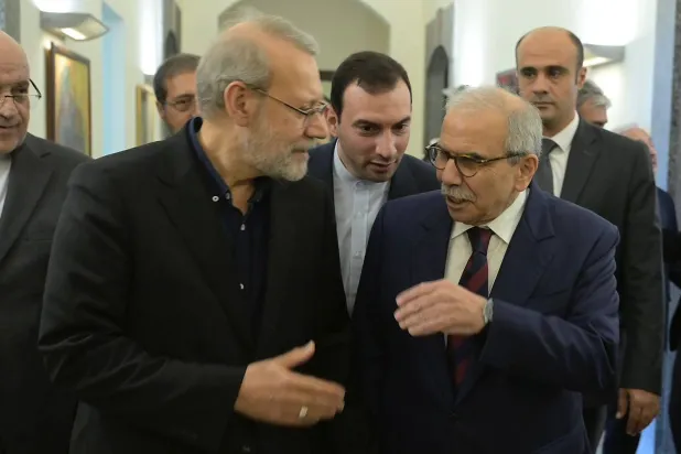 رئيس وزراء لبنان نواف سلام يلتقي الأمين العام للمجلس الأعلى للأمن القومي الإيراني علي لاريجاني بمقر الحكومة في بيروت (أ.ب)