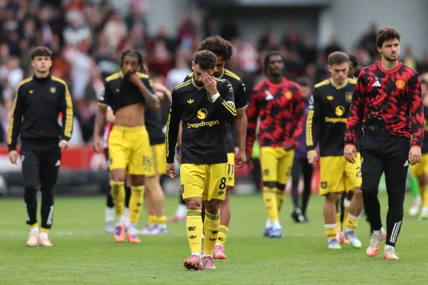 حسرة لاعبي مان يونايتد بعد الهزيمة الجديدة أمام برنتفورد (رويترز)