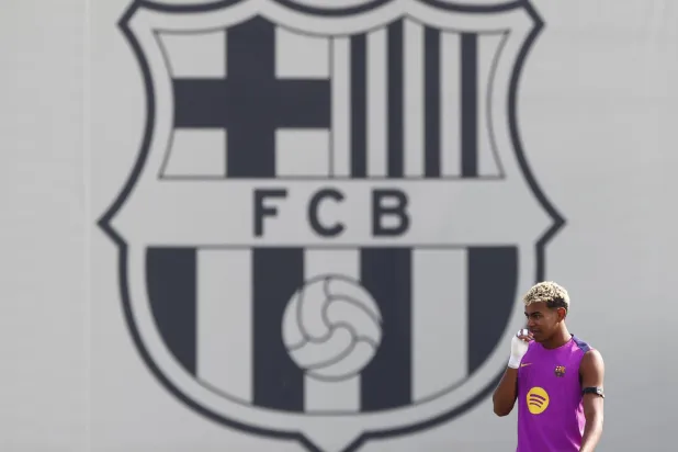 لامين يامال يستعد للمشاركة مع برشلونة بعد غياب (إ.ب.أ)