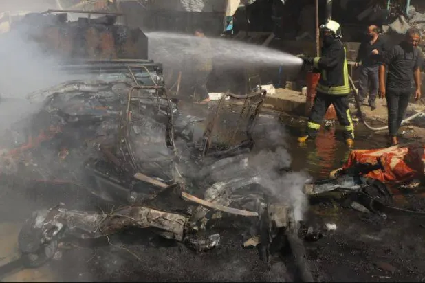 رجال الإطفاء بموقع انفجار سيارة مفخخة في عفرين بسوريا (أرشيفية - رويترز)