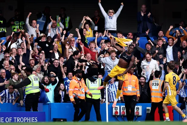 داني ويلبيك يحتفل بهدفه في الوقت القاتل في مرمى تشيلسي على ملعبه (أ.ف.ب)