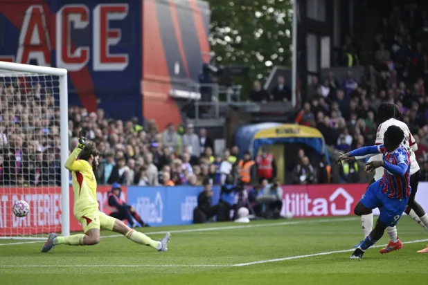 الإنجليزي نيكيتاه يسجل هدف الفوز القاتل في مرمى أليسون بيكر (رويترز)