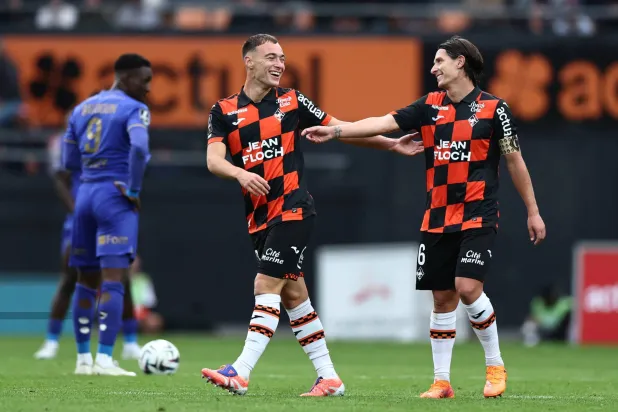 فرحة لاعبي لوريان بالفوز على موناكو (رويترز)