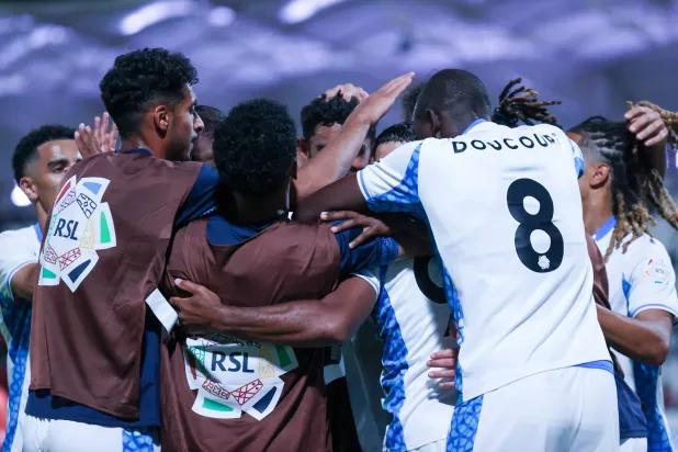 لاعبو نيوم يحتفلون بهدف الفوز (تصوير: سعد الدوسري)