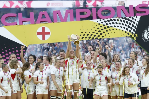 منتخب سيدات إنجلترا للرغبي يضع حداً لثماني سنوات من الإحباط (رويترز)