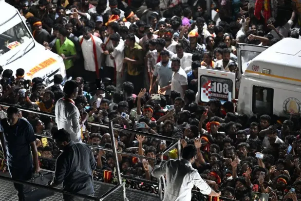 Hintli aktör Vijay, Karur bölgesindeki bir mitingde (Hindistan medyası)