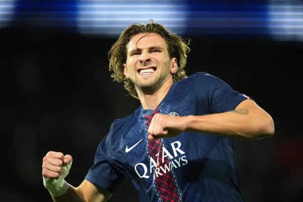 زابارنيي يحتفل بهدفه في شباك أوكسير (أ.ب)