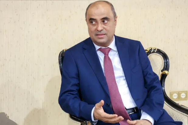أكد رئيس الوزراء اليمني أن العملة لا تتحسن بالشعارات بل بالقرارات الصعبة (الشرق الأوسط)