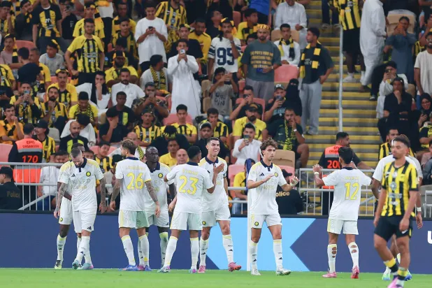 لاعبو النصر يهنئون القائد رونالدو بعد الهدف (تصوير: عدنان مهدلي)