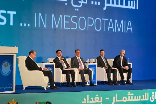 محافظ البنك المركزي العراقي علي العلاق يتحدث في إحدى جلسات ملتقى العراق للاستثمار (إكس)