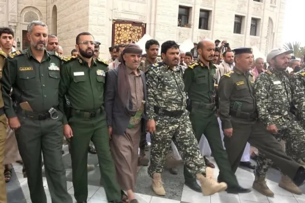قيادات حوثية يشاركون في تشييع قيادي أمني دون الإفصاح عن سبب مقتله (إعلام حوثي)