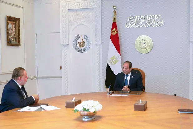 السيسي خلال اجتماعه مع محافظ البنك المركزي المصري حسن عبد الله (رئاسة الجمهورية)