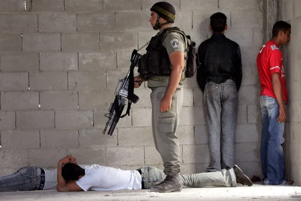 اعتقالات ومداهمات إسرائيلية في الضفة والقدس وسط تشديد عسكري