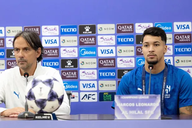 إنزاغي وليوناردو خلال المؤتمر الصحافي (نادي الهلال)