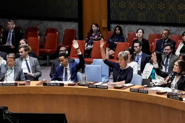 أعضاء مجلس الأمن التابع للأمم المتحدة يصوتون ضد مشروع قرار قدمته روسيا والصين لتأجيل إعادة فرض العقوبات على إيران لمدة 6 أشهر الجمعة في نيويورك (رويترز)