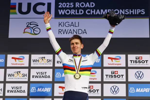 تادي بوغاتشر يحتفل بلقب بطولة العالم للدراجات على الطرق (إ.ب.أ)