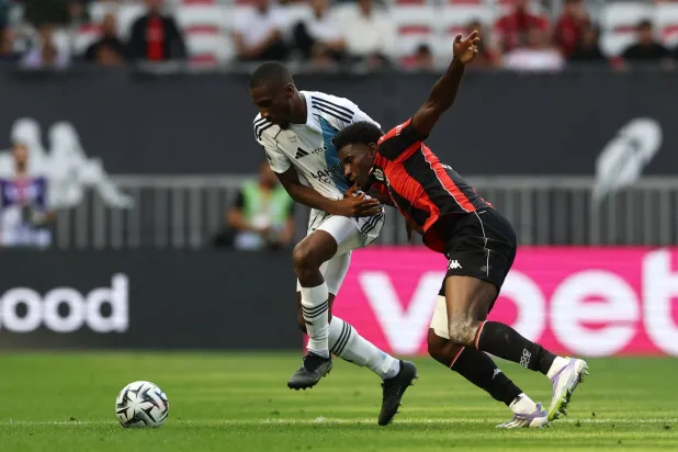 نيس اكتفى بالتعادل أمام باريس إف سي (رويترز) 