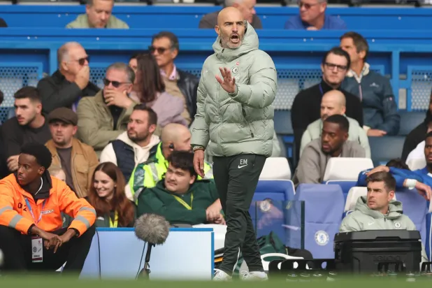 إنزو ماريسكا مدرب تشيلسي خانته اختياراته في مواجهة برايتون (د.ب.أ) 