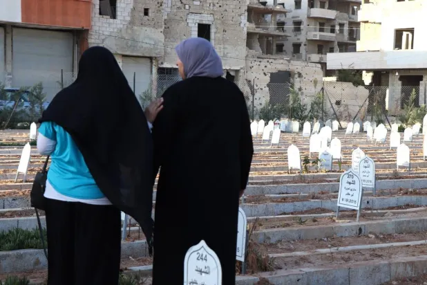 فريق «مبادرة بدايتنا» في 18 سبتمبر مع ناشطي المجتمع المدني في زيارة لمقبرة داريا قرب دمشق حيث دفن ضحايا المجازر في المدينة (مبادرة بدايتنا)