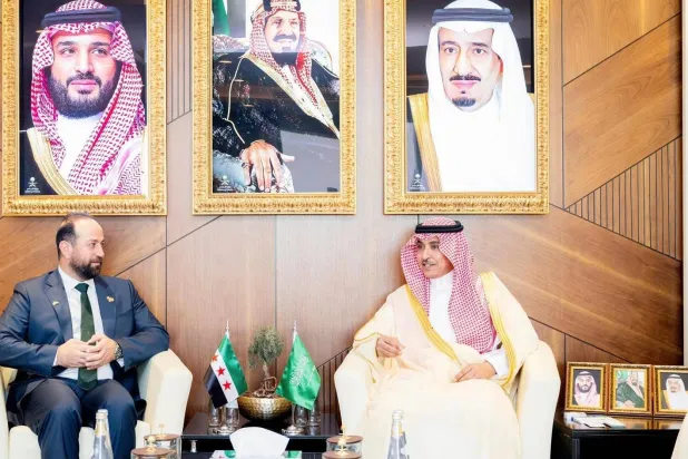 وزير الإعلام السعودي خلال استقباله نظيره السوري في مكتبه بالرياض الأحد (واس)