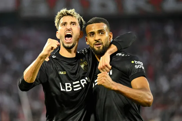 فرحة ثنائي شتوتغارت يوشا فاغنومان واتاكان كارازور بالفوز الثمين على كولن (أ.ف.ب)