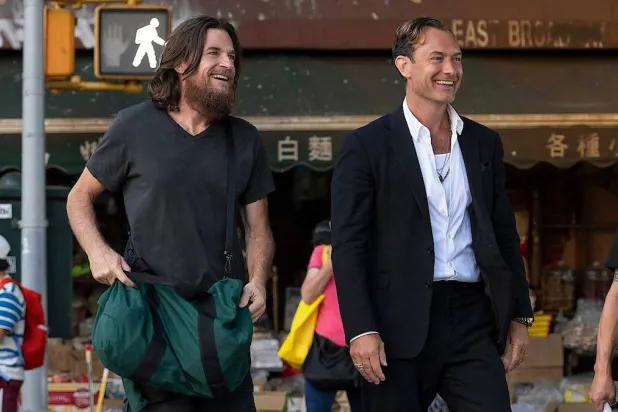 جود لو وجيسون بايتمان بطلا «الأرنب الأسود» (نتفليكس)