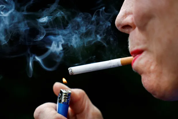الشخص قد يشيخ بشكل أسرع إذا كان والده بدأ التدخين خلال فترة البلوغ (رويترز)