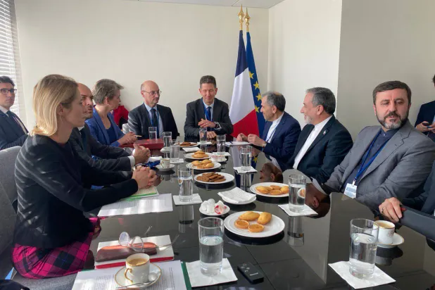 عراقجي يتوسط نائبيه مجيد تخت روانتشي وكاظم غريب آبادي في محادثات مع وزراء خارجية «الترويكا الأوروبية» ومسؤولة السياسة الخارجية بالاتحاد الأوروبي (الخارجية الإيرانية)