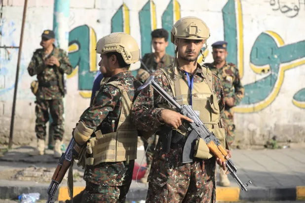 عناصر حوثيون خلال حشد للجماعة في صنعاء (إ.ب.أ)