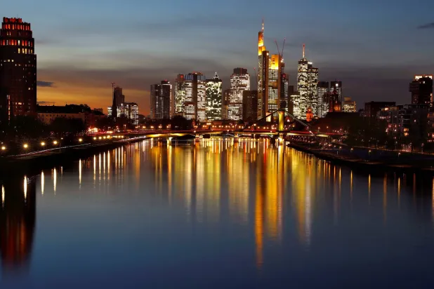 الحي المالي في فرنكفورت (رويترز)