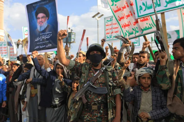 عناصر حوثيون يُحيون في صنعاء ذكرى مقتل حسن نصر الله زعيم «حزب الله» اللبناني الأسبق (أ.ف.ب)