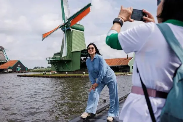 السياح يلتقطون الصور داخل منازل السكان (غيتي)