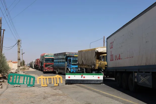 دخول قافلة تجارية تضم نحو 150 شاحنة محمَّلة بالسلع الأساسية إلى السويداء الأحد (سانا)