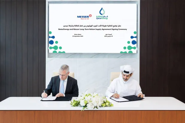 سعد الكعبي العضو المنتدب لـ«قطر للطاقة» وبيرند أوليتس الرئيس التنفيذي لشركة ميسير خلال توقيع الاتفاقية (قطر للطاقة)