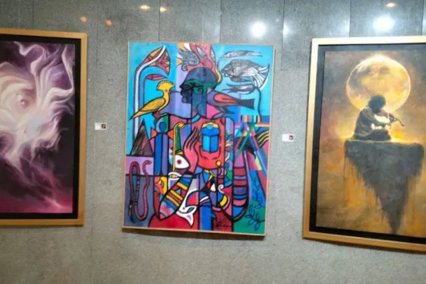 المعرض ضم أعمالاً من مدارس فنية متنوعة (الشرق الأوسط)