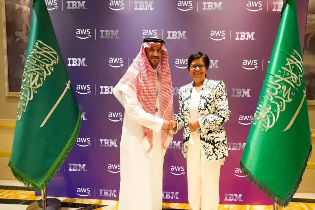 اتفاق بين «آي بي إم» و«أمازون ويب» لتسريع التحول الرقمي في الشرق الأوسط