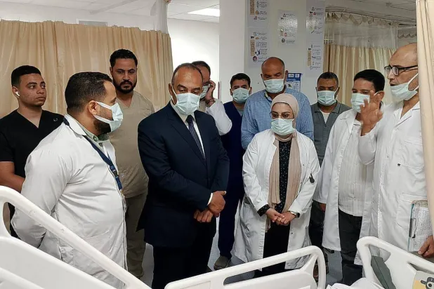 نائب محافظ المنيا خلال زيارته مصابي الحادث (محافظة المنيا)
