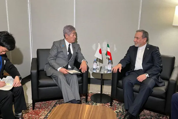 اليابان تبدأ تنفيذ العقوبات على إيران وتدعو إلى حل دبلوماسي
